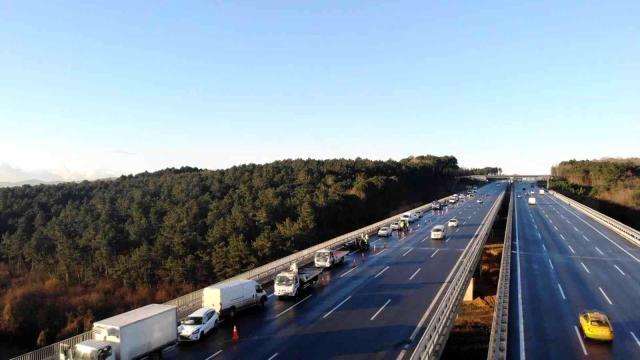 Çekmeköy'de buzlanan yolda 19 araç birbirine girdi, sürücüler yaralandı