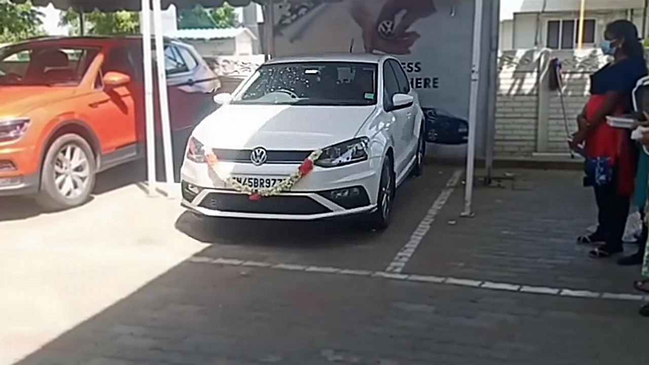 Un gros boulet sort sa voiture neuve de la concession