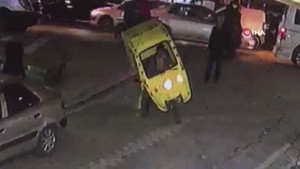 Marketin triportör aracı devrildi, sürücü altında kaldı