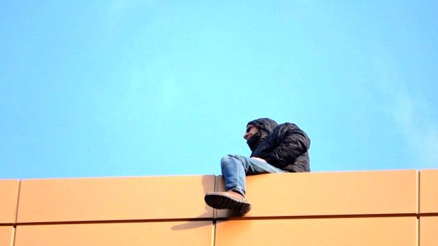 Çalıştığı 8 katlı inşaatın çatısına çıkan bekçi korku dolu anlar yaşattı