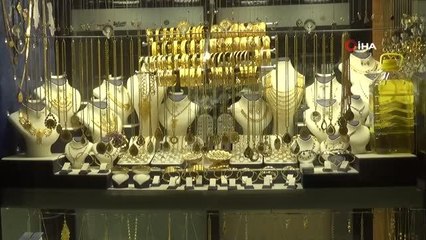 Diyarbakırlı kuyumcu stokçulara tepki göstererek yağ ile altını aynı vitrine koydu