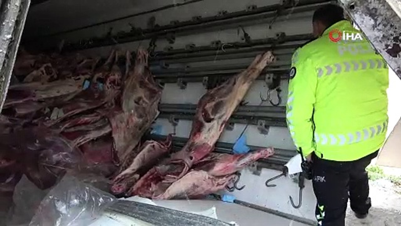 Tokat’ta, et yüklü tır devrildi: 1 yaralı
