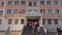 Öğretmen çift, atölyeye dönüştürdükleri evlerinde geleceğin sanatçılarını yetiştiriyor