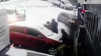 Karda kayan otomobil iş yerinin duvarına çarptı