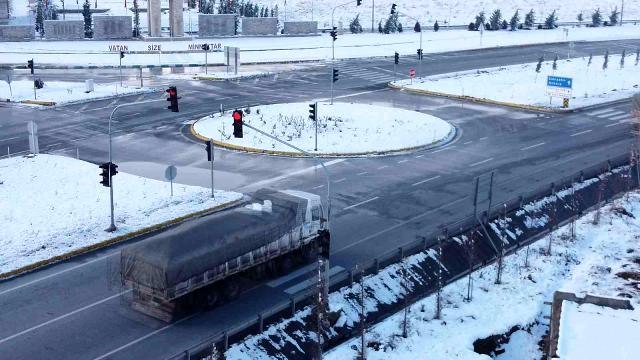Kırmızı ışık ihlali yapan 12 sürücü drone ile havadan tespit edildi