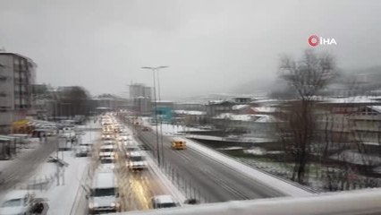 Kar yağışı trafikte sürücülere zor anlar yaşattı