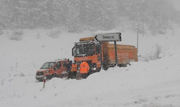 Yoğun kar yağışı Bolu-Nallıhan kara yolunda ulaşımı aksattı
