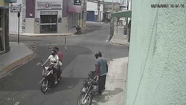 VÍDEO: Loja é assaltada na região de Cajazeiras e meliantes subtraem duas bolsas cheias de celulares