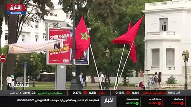 ...نحو ثلاثين دقيقة بالقرب من احد موظفي الب...