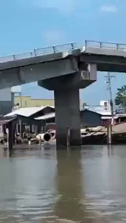 Cầu 54 tỉ đồng ở Cà Mau bất ngờ đổ sập, một nhịp bị rơi hoàn toàn xuống sông
