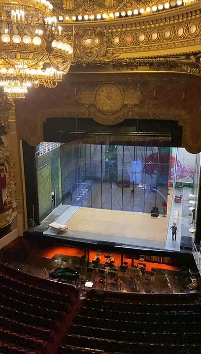 Le chanteur d'opera David Serero découvre un siège dédié à son nom à l'Opéra Garnier (2021)