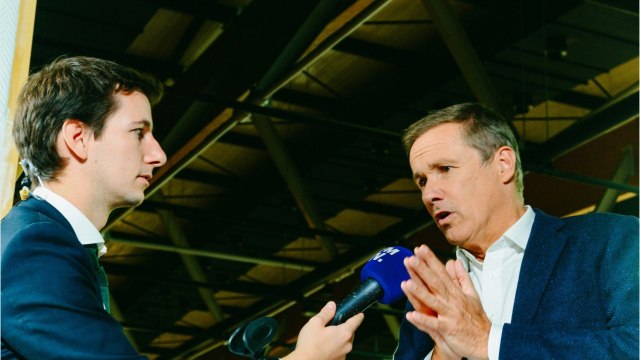 FEMME ACTUELLE - Nicolas Dupont-Aignan candidat : comment il essaye de protéger ses filles de la politique