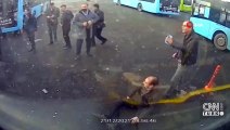Belediye otobüsünün şoförünü bıçakladı! Akılalmaz anlar kamerada