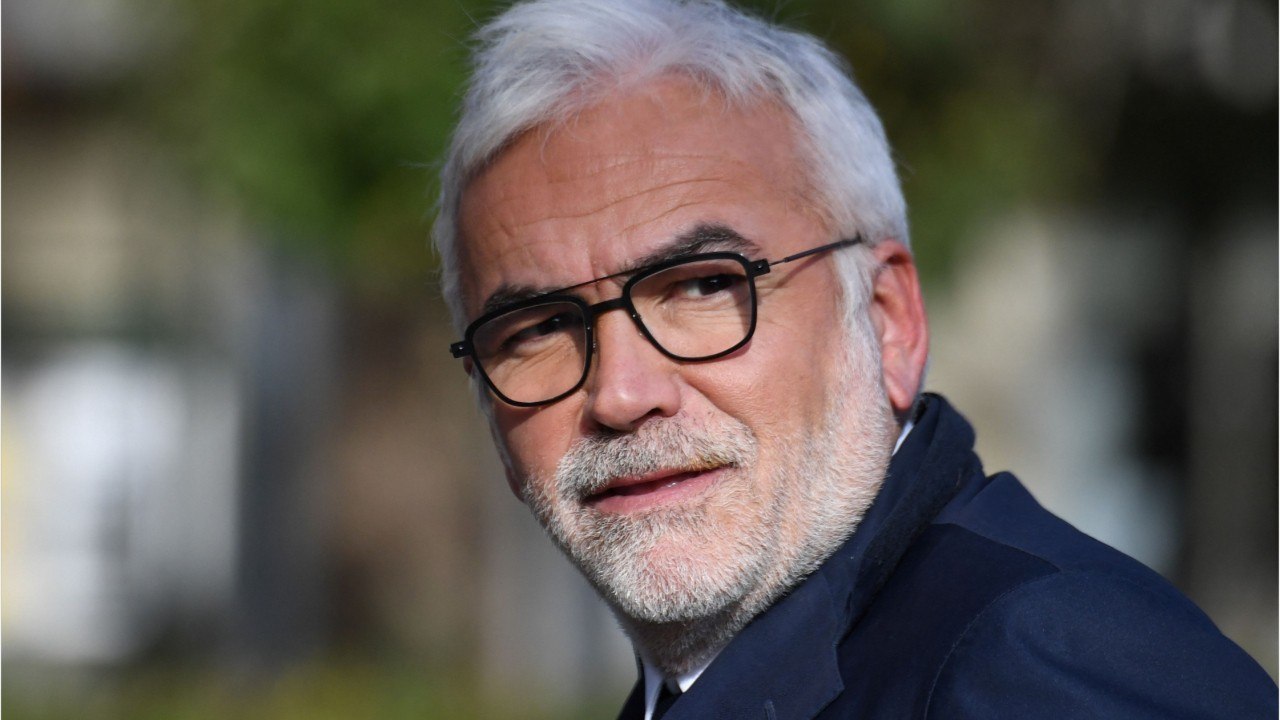 FEMME ACTUELLE - Pascal Praud, exaspéré, tacle un contrôleur de la SNCF en direct