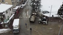 Suyu çekilen Beyşehir Gölü'ne kamyonlarla kar dökülüyor