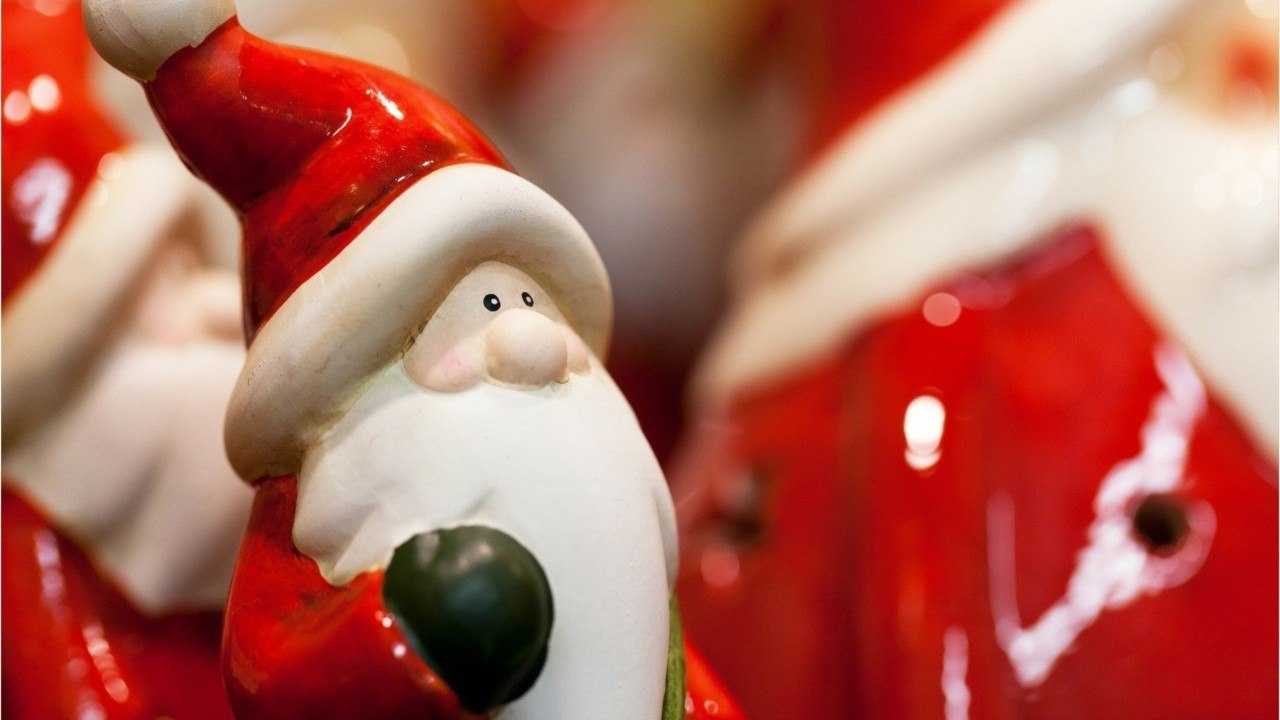 FEMME ACTUELLE - Covid-19 : des repas en petit comité pour Noël ? Le professeur Éric Caumes très inquiet pour les fêtes de fin d'année