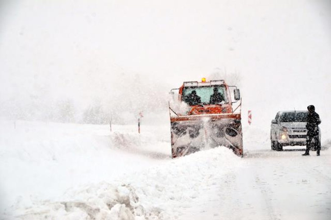 MUŞ-KULP-DİYARBAKIR KARAYOLU YOĞUN KAR YAĞIŞI VE TİPİ NEDENİYLE ULAŞIMA KAPATILDI