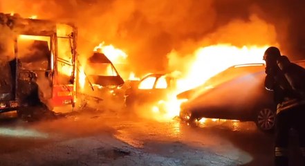 Milano - Incendio in un piazzale di sosta: bruciano container e vetture (21.12.21)