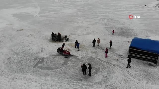 Son dakika haberleri | Çıldır Gölü'nde dörtnala atlı kızak keyfi