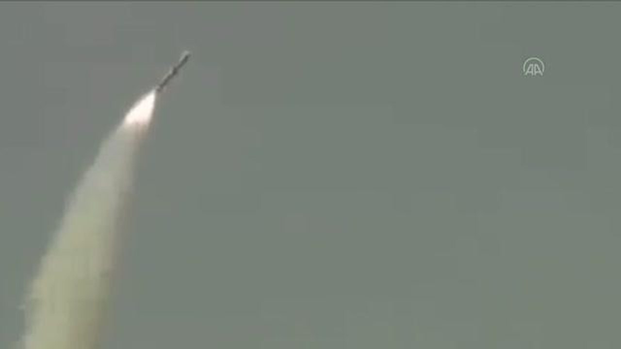İSLAMABAD - Pakistan menzilini artırdığı seyir füzesi Babür-1B'yi başarıyla test etti