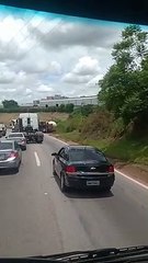 Carreta tomba e fecha o Anel Rodoviário