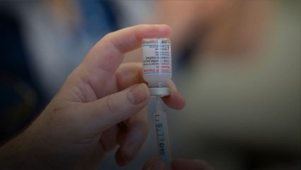 Face à la menace du variant Omicron, les gouvernements prennent des mesures