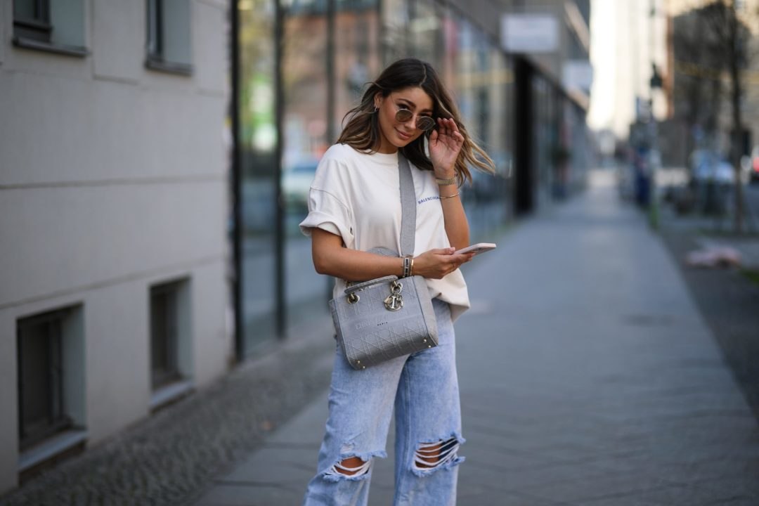 9 Outfit Ideas That Will Convince You to Trade Your Skinnies for Baggy Jeans