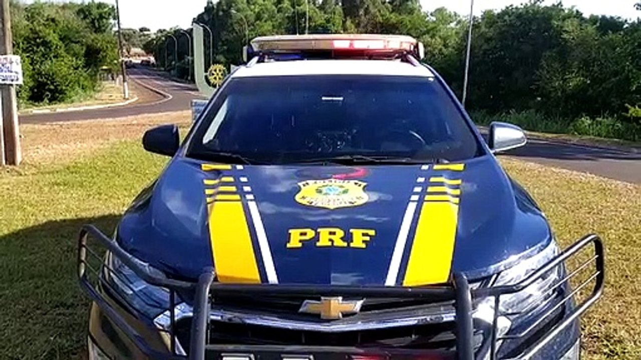 Condutores de dois veículos tentam fugir da PRF e um capota carregado com cigarros