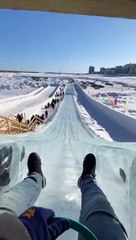 Il fait une descente sur un magnifique toboggan de glace !