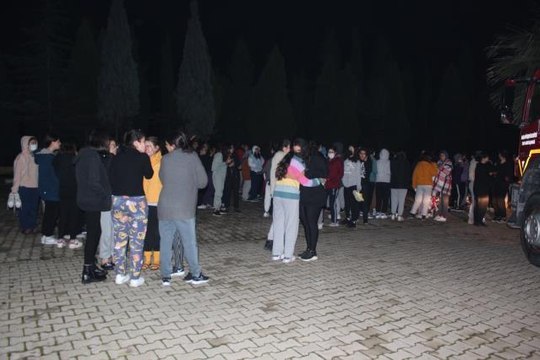 Öğrenci yurdunda yangın paniği