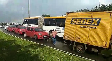 Caminhão fica alagado embaixo de viaduto de entrada do Guará