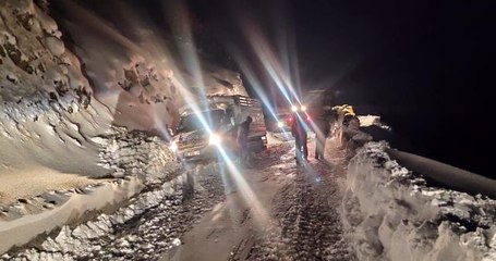 Karda mahsur kalan araç kurtarıldı