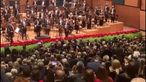 Firenze, ovazione per Mattarella al teatro del Maggio: il pubblico chiede il 