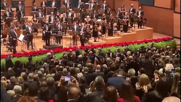 Firenze, ovazione per Mattarella al teatro del Maggio: il pubblico chiede il bis