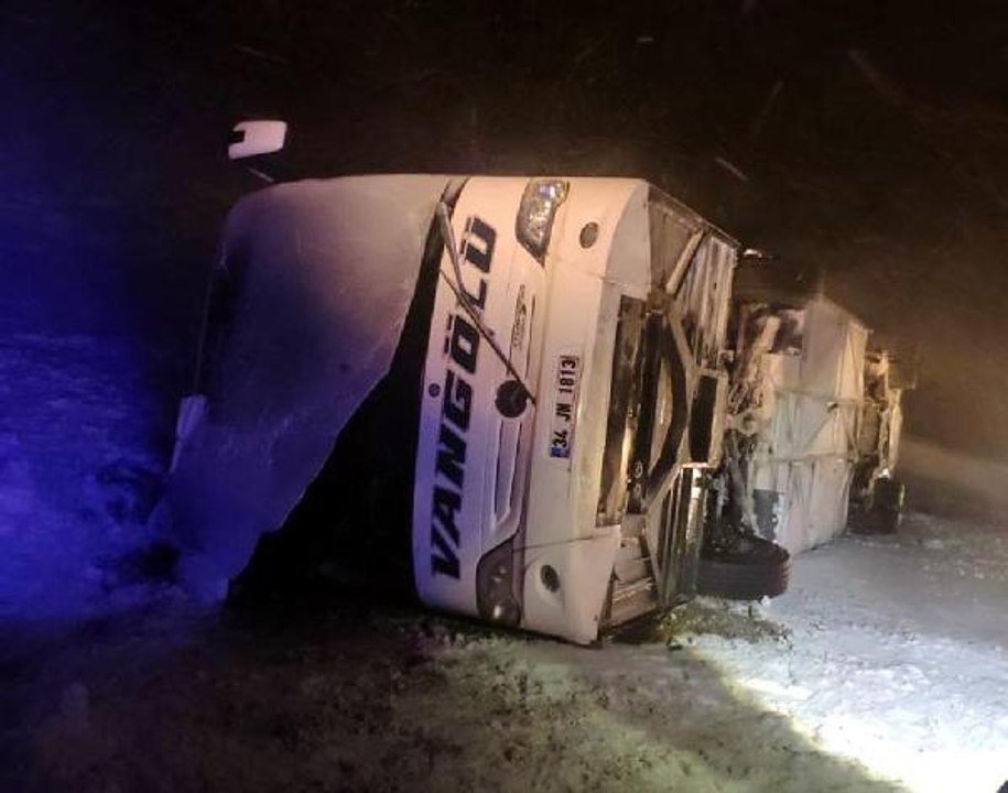 VAN-BİTLİS KARA YOLUNDA İKİ YOLCU OTOBÜSÜ DEVRİLDİ: 24 YARALI