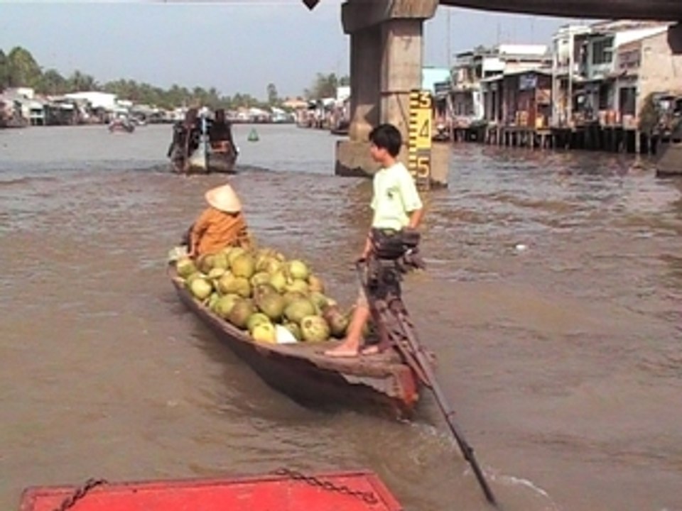 Marché sur eau asie moteur bateau