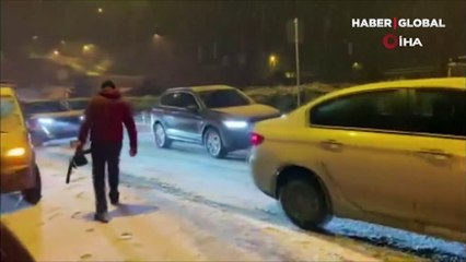 İstanbul'un bazı kesimlerinde sokaklar beyaza büründü