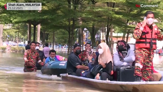 فيديو من ماليزيا | إجلاء سكان عالقين من بيوتهم على متن قوارب بعد فيضانات كارثية