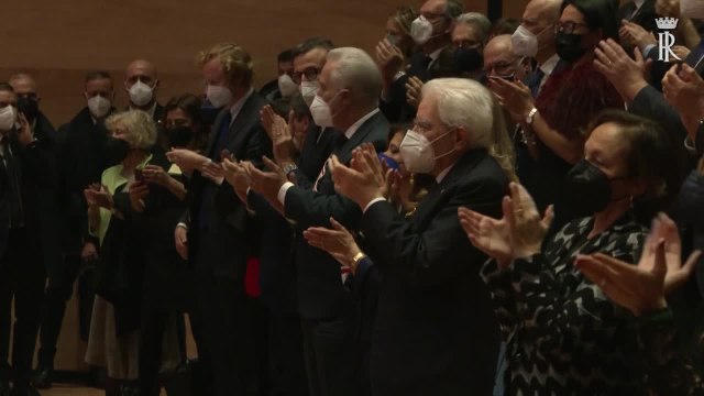 Ovazione e richiesta di bis per Mattarella al Teatro del Maggio di Firenze