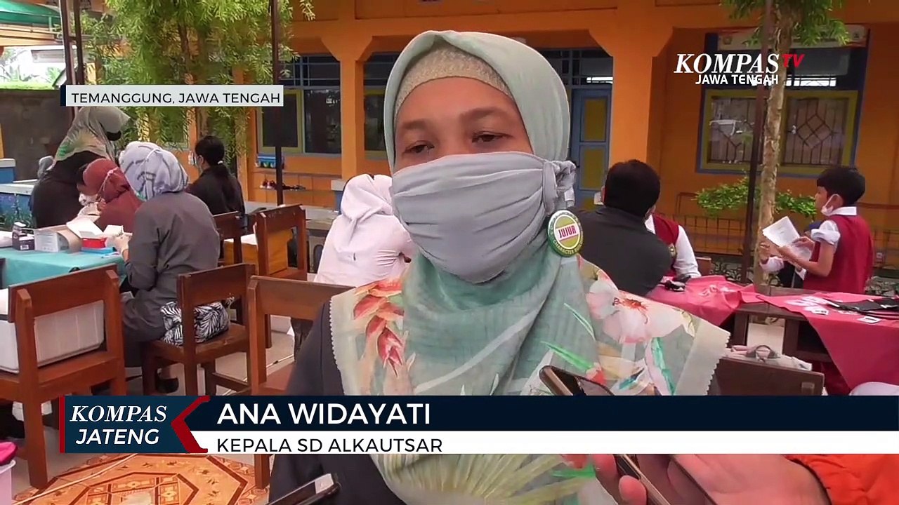 Siswa Berani Divaksinasi Dibujuk Guru dan Vaksinator