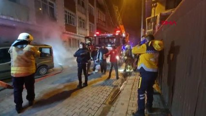 Son dakika: İSTANBUL-BEYOĞLU'NDA ÇIKAN YANGINDA KURTARILAN ÇOCUKLAR ÜŞÜMESİN DİYE POLİS ARABASINA ALINDI