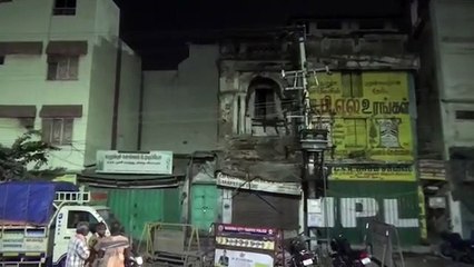 நள்ளிரவு ரோந்து பணி.. தொப்பென்று இடிந்து விழுந்த பழமையான கட்டிடம் - வீடியோ