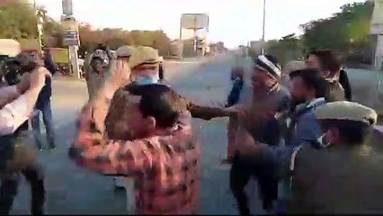 प्रभारी मंत्री की गाड़ी के सामने आए पैराटीचर्स, पुलिस ने किया बल प्रयोग