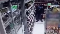 Markete giren hırsız, işyeri sahibi tarafından sopayla kovalandı
