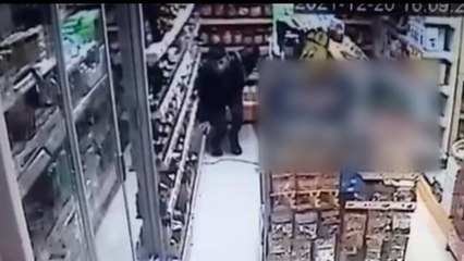 Markete giren hırsız, iş yeri sahibi tarafından sopayla kovalandı