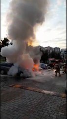 MALTEPE'DE SİTE OTOPARKINDA 3 OTOMOBİL YANDI