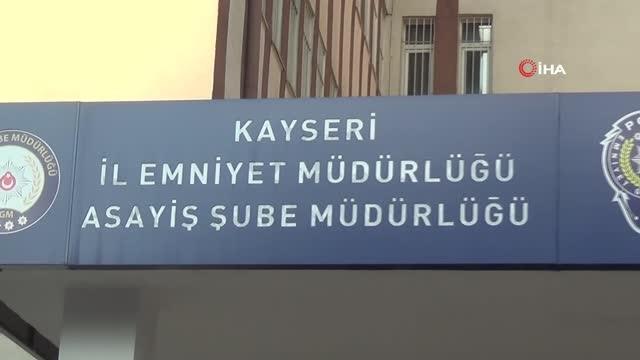 Adliyeye sevk edilen pişkin hırsız şarkı söyleyerek oynadı