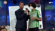 Borja Iglesias da un disgusto a Félix, joven hincha del Betis al que supo compensar