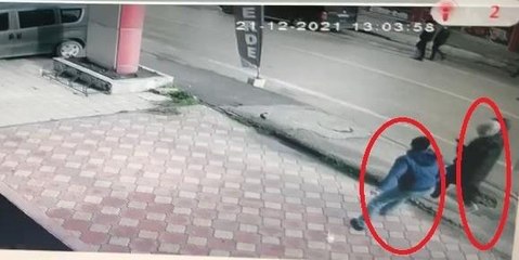 Güpegündüz yolda yürüyen kadının burnunu böyle kırdı