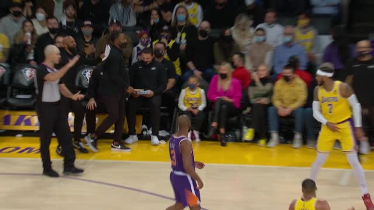 Carmelo Anthony ejected after no foul call